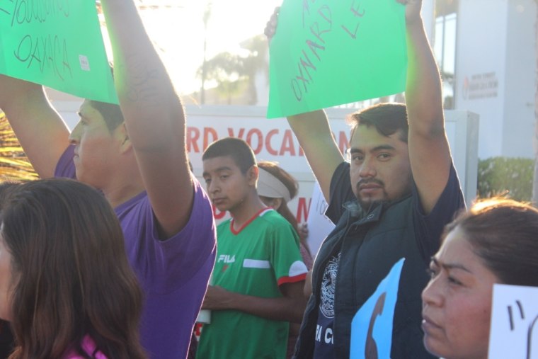 El líder comunitario mixteco Arcenio J. López protesta junto a miembros de su comunidad en Oxnard, California, para exigir mejores condiciones laborales.