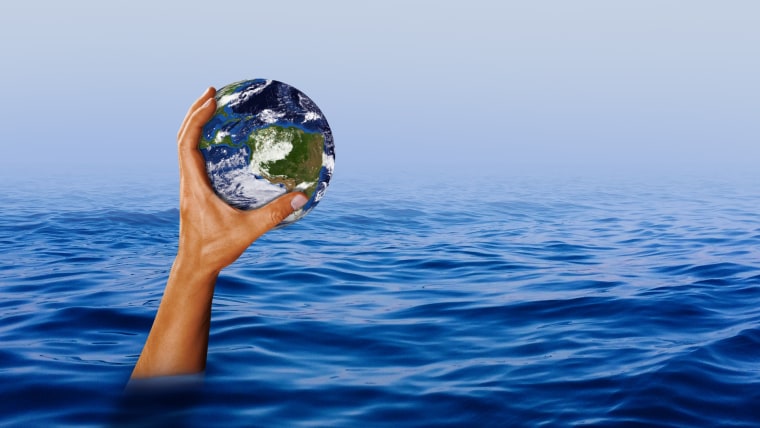 Una mano surge de entre agua de mar para intentar mantener en alto al planeta, una ilustración representativa del activismo climático.