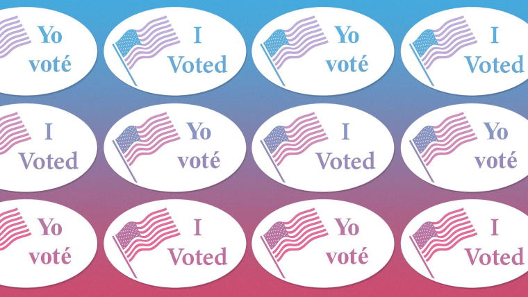 Calcomanías que dicen "Yo Voté" y "I Voted" con una bandera estadounidense en fila