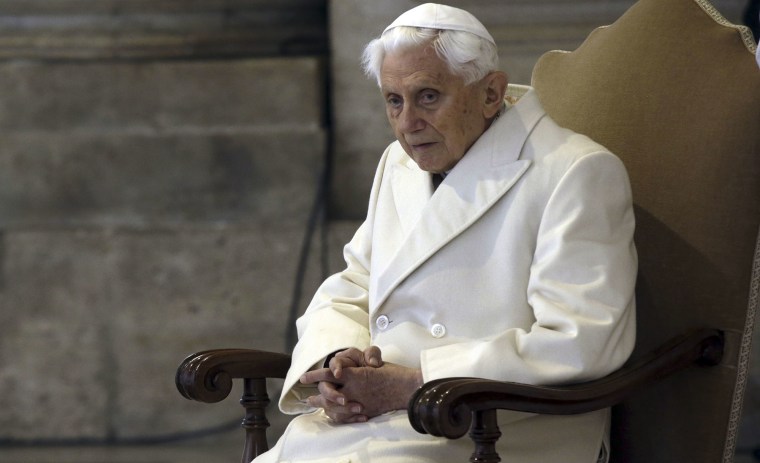 El Papa Emérito Benedicto XVI se sienta en la Basílica de San Pedro mientras asiste a la ceremonia que marca el inicio del Año Santo, en el Vaticano, el 8 de diciembre de 2015.
