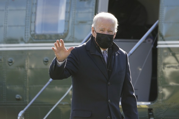 El presidente Joe Biden camina hacia el Despacho Oval de la Casa Blanca tras bajar del Marine One, el lunes 10 de enero de 2022, en Washington.