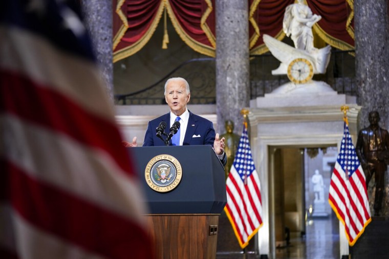 El presidente, Joe Biden, durante su discurso en el Salón de las Estatuas del Congreso, al cumplirse un año del asalto al Capitolio.
