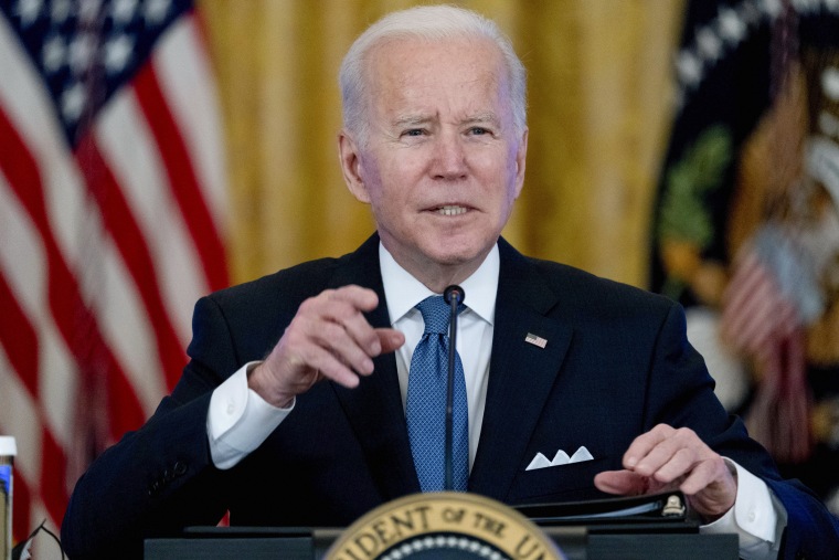 El presidente, Joe Biden, responde a preguntas de los reporteros durante una reunión en la Casa Blanca
