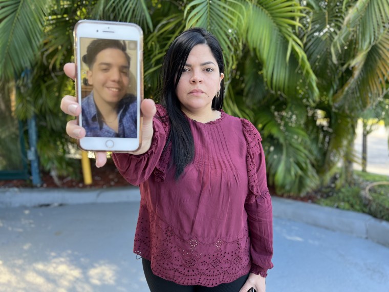 La inmigrante venezolana Carolina Esparza muestra una foto de su hijo Ricardo, de 22 años, el único miembro de la familia en ser deportado por ICE después de pedir asilo.