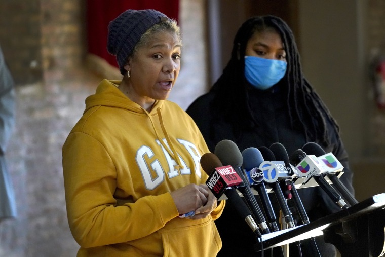 Cheri Warner (izq.), acompañada de su hija Brea, piden al distrito escolar de Chicago y al sindicato de maestros que los estudiantes regresen a las aulas