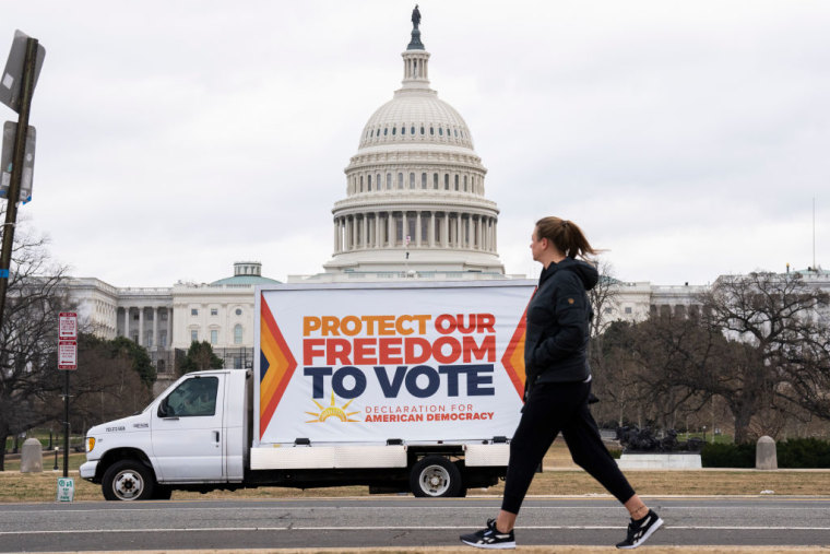 Un cártel promociona el proyecto de ley de los demócratas sobre el derecho al voto frente al Capitolio