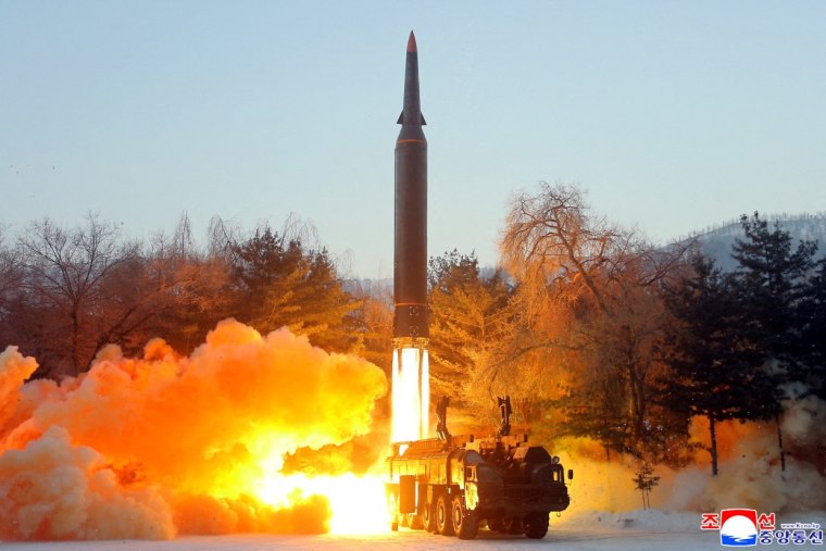 Momento en el que Corea del Norte lanza un misil en una nueva prueba militar realizada el 5 de enero.