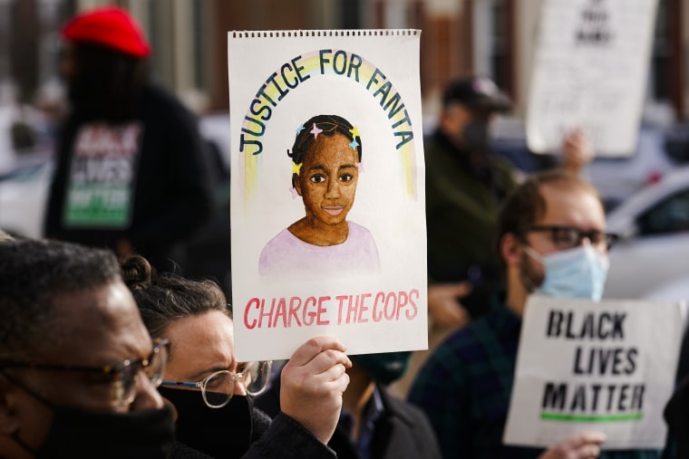 Los manifestantes piden responsabilidades a la policía por la muerte de Fanta Bility, de 8 años, que fue disparada a la salida de un partido de fútbol, en el juzgado del condado de Delaware en Media, Pennsylvania, el jueves 13 de enero de 2022.