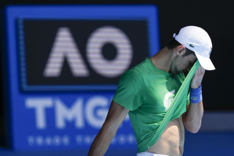 El defensor del título masculino, el serbio Novak Djokovic, entrena en el Margaret Court Arena antes del campeonato de tenis del Abierto de Australia en Melbourne, el 13 de enero de 2022.