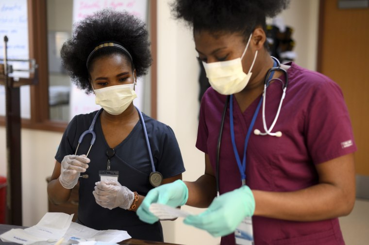 Las estudiantes de enfermería Nazarine Beweh y Nicole Obisie en el laboratorio educativo del Programa de Enfermería Práctica de la Escuela Técnica del Condado de Delaware, en Broomall, Pennsylvania, el 28 de enero de 2020.