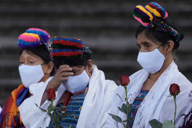 Mujeres identificadas como víctimas de violaciones de derechos humanos durante la guerra civil de Guatemala y sus simpatizantes rezan frente a la Corte Suprema de Justicia en Ciudad de Guatemala el lunes 24 de enero de 2022.