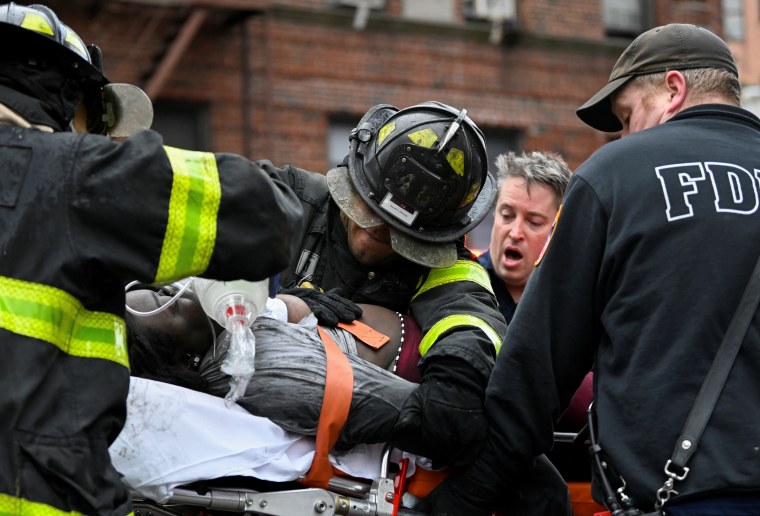 Bomberos y rescatistas responden a un incendio en una torre de apartamentos en el Bronx, Nueva York