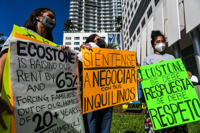 Inquilinas protestan contra el aumento de las rentas en Miami, Florida