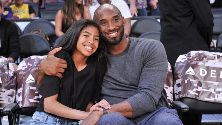 Kobe Bryant y su hija Gianna en el Staples Center en Los Ángeles