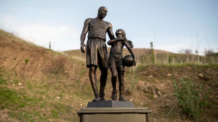 Estatua de Kobe Bryant y su hija Gianna erigida en el lugar del accidente en el segundo aniversario de su muerte