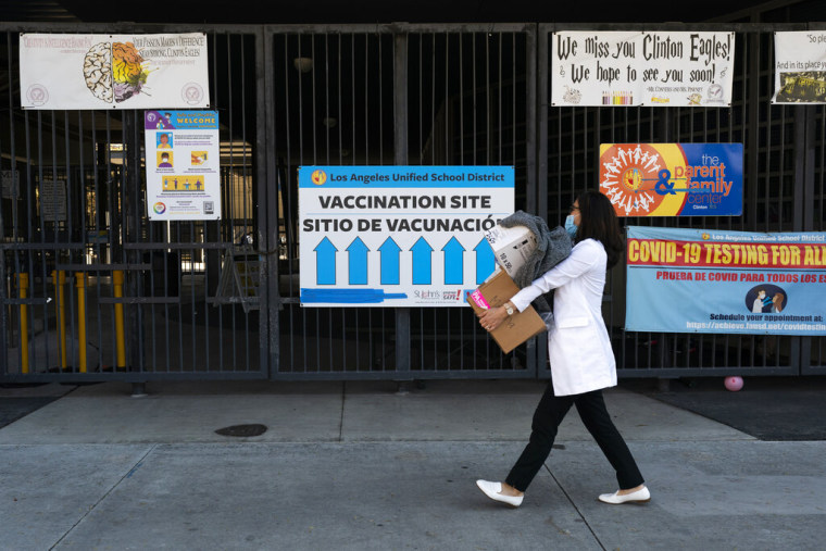 Centro de vacunación de COVID-19 para estudiantes en Los Ángeles, el miércoles 15 de diciembre de 2021.