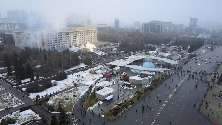 El edificio que acoge la alcaldía de Almaty, la ciudad más importante de Kazajistán, en llamas durante las protestas registradas el 5 de enero de 2022.