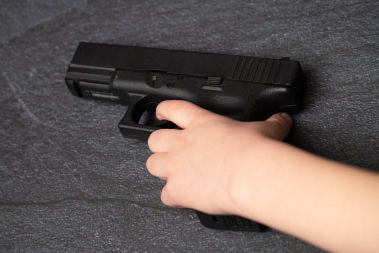 Un arma termina en las manos de un niño de 2 años: hirió a su madre y a ...