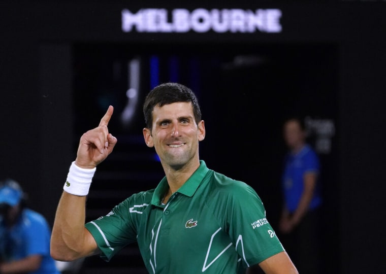 Novak Djokovic ha estado en el centro de la polémica por obtener una exención médica para participar en el Abierto de Australia. En la imagen, tras ganar el pase a la final del torneo el 30 de enero de 2020.