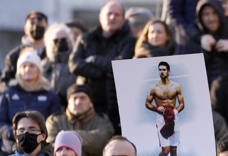 Seguidores del tenista serbio Novak Djokovic protestan en Belgrado, Serbia, el 7 de enero de 2022.