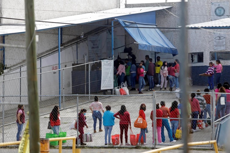 Familiares hacen fila para ingresar de visita en el penal de San Miguel, en el estado mexicano de Puebla