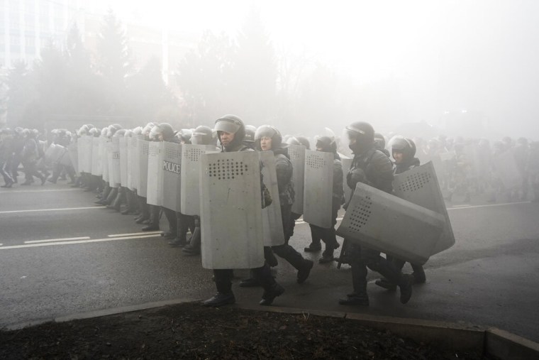 Un grupo de policías avanza en bloque hacia los manifestantes en Almaty, Kazajistán, el 5 de enero de 2022.