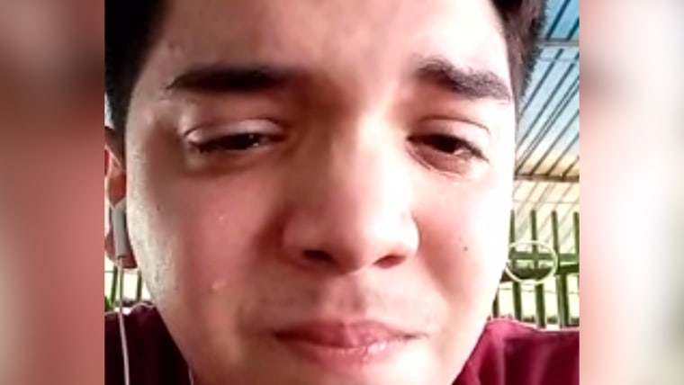 Ricardo Villasmil llora en Venezuela durante una videollamada con su mamá.