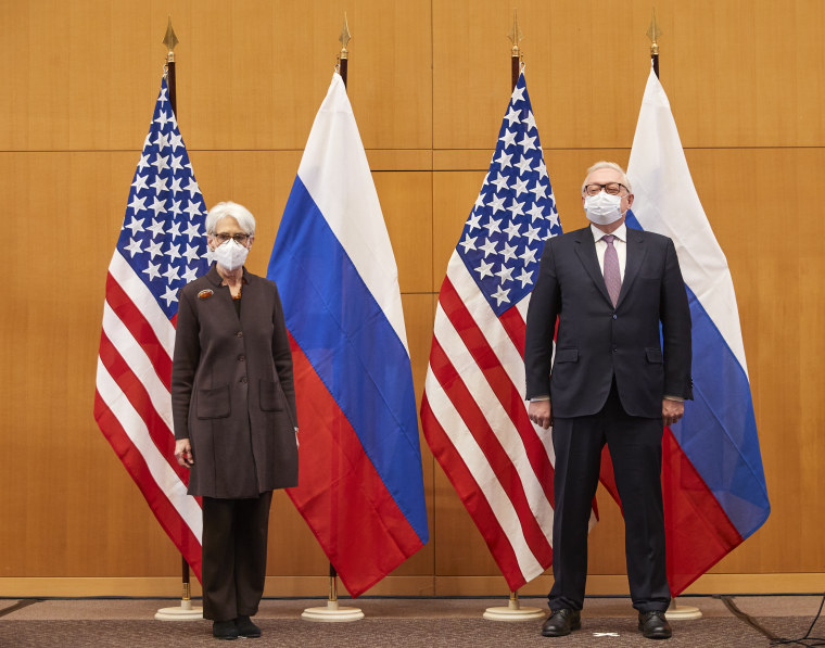 La vicesecretaria de Estado de EE.UU., Wendy Sherman (izq.) y el viceministro de Relaciones Exteriores de Rusia, Sergei Ryabkov