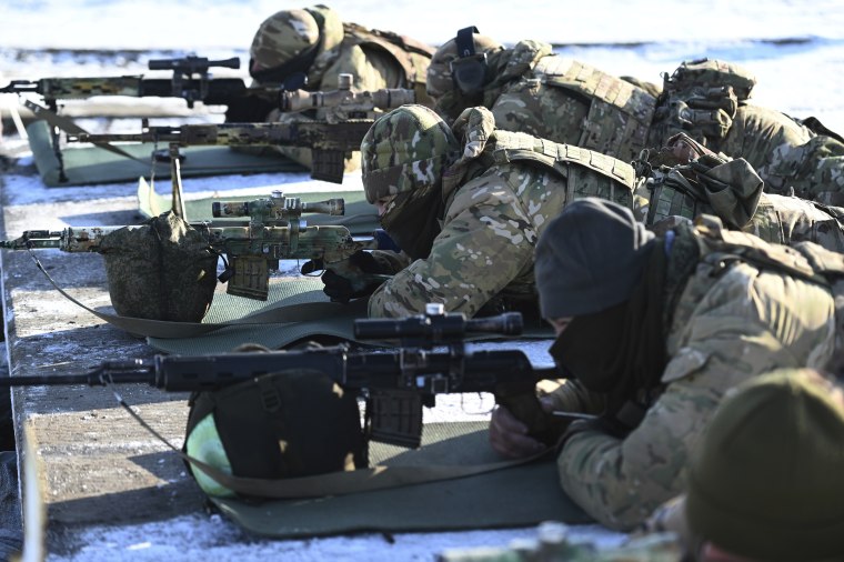 Soldados rusos entrenan en la ciudad de Rostov, cerca de la frontera con Ucrania