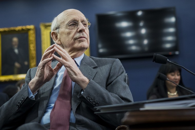 El juez del Tribunal Supremo de Estados Unidos Stephen Breyer espera el inicio de una Subcomisión de Servicios Financieros y Gobierno General en Washington D.C., el lunes 23 de marzo de 2015.