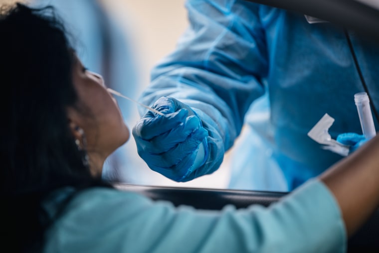 Una mujer se hace una prueba de COVID-19 en un centro de pruebas el, 7 de enero de 2022 en Houston, Texas.