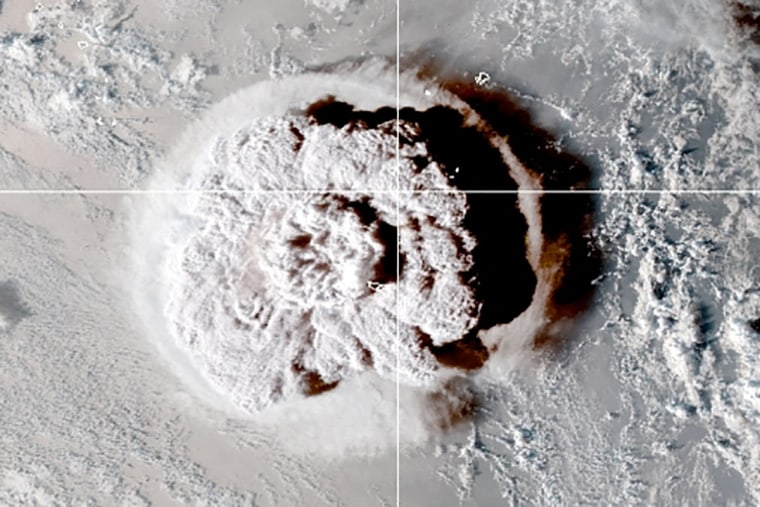 Imagen satelital de la explosión de un volcán submarino cerca de Tonga, en el océano Pacífico