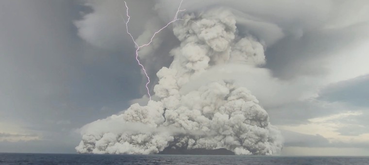 Erupción en el volcán submarino Hunga Tonga-Hunga Ha'apai, frente a Tonga, el 14 de enero de 2022. 