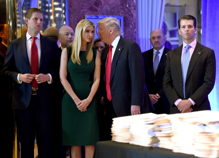 El expresidente Donald Trump, junto con sus hijos Eric (izquierda) Ivanka y Donald Jr. (derecha) llegan a una conferencia de prensa el 11 de enero de 2017 en la Torre Trump en Nueva York.