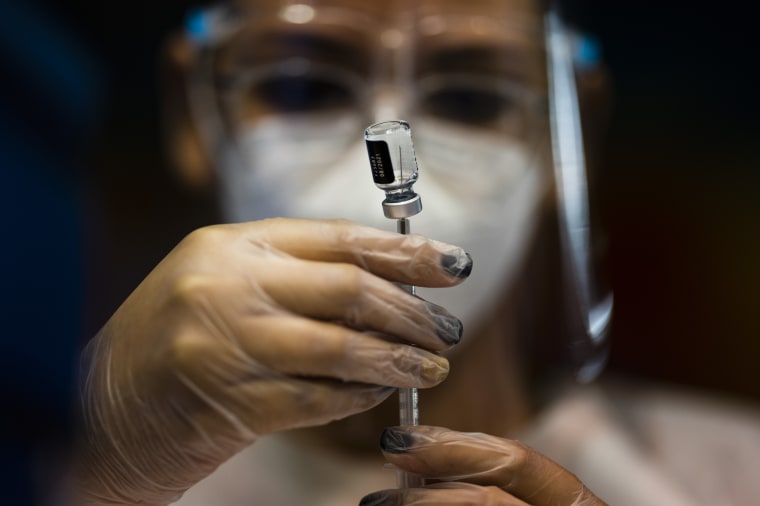 Una enfermera prepara una dosis de la vacuna de Pfizer-BioNTech contra el COVID-19 en el Coliseo Tomás Dones, en Fajardo, Puerto Rico, el sábado 8 de enero de 2022.