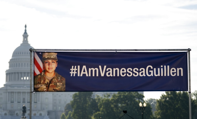 Una pancarta con la imagen de la soldado asesinada Vanessa Guillén  con el Capitolio de fondo