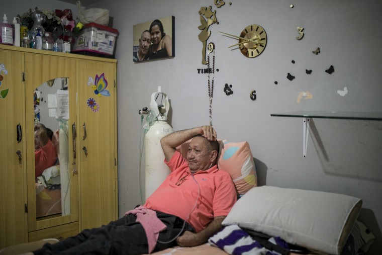 Víctor Escobar descansa en su casa después de una entrevista en Cali