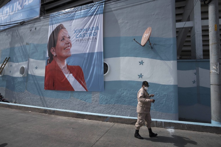 Una pancarta que promueve a la presidenta electa Xiomara Castro cuelga de una pared en el Estadio Nacional en Tegucigalpa, Honduras, el miércoles 26 de enero de 2022.