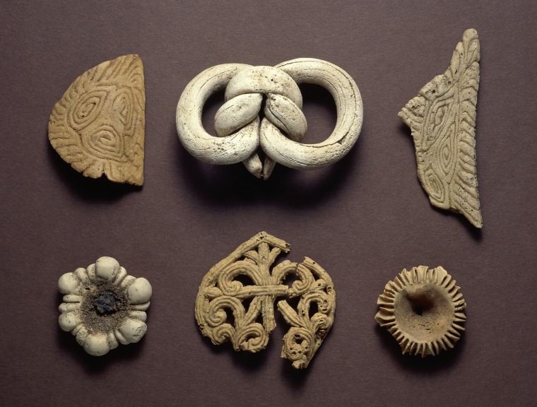 Pastries from a 7th century tomb in Xinjiang, China, were remarkably preserved due to the dry climate.