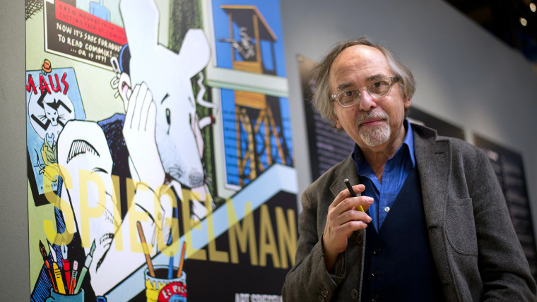Art Spiegelman posa en una exhibición en París en 2012.