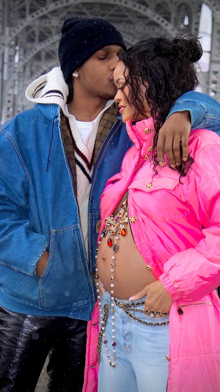 A$AP Rocky besando y abrazando a Rihanna, quien muestra su pancita de embarazada en Nueva York.