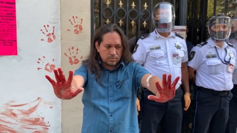 Omar Bello, periodista desplazado, durante una protesta frente a la Secretaría de Gobernación en Ciudad de México, en diciembre de 2020.