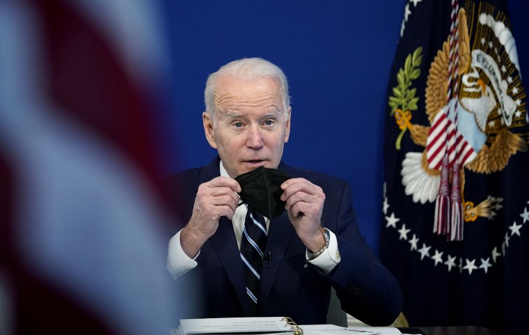 El presidente, Joe Biden, habla sobre la respuesta del Gobierno federal a la pandemia y la importancia de usar mascarillas en la Casa Blanca, el jueves 13 de enero de 2022.