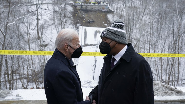 El presidente Joe Biden estrecha la mano del alcalde de Pittsburgh, Ed Gainey, mientras visita el lugar donde se derrumbó el puente Fern Hollow.