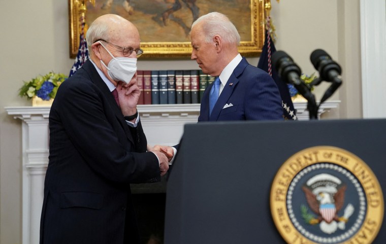 El presidente, Joe Biden, y el juez de la Corte Suprema Stephen Breyer que anuncia su retiro al final del actual mandato del tribunal, en la Casa Blanca en Washington, el 27 de enero de 2022.