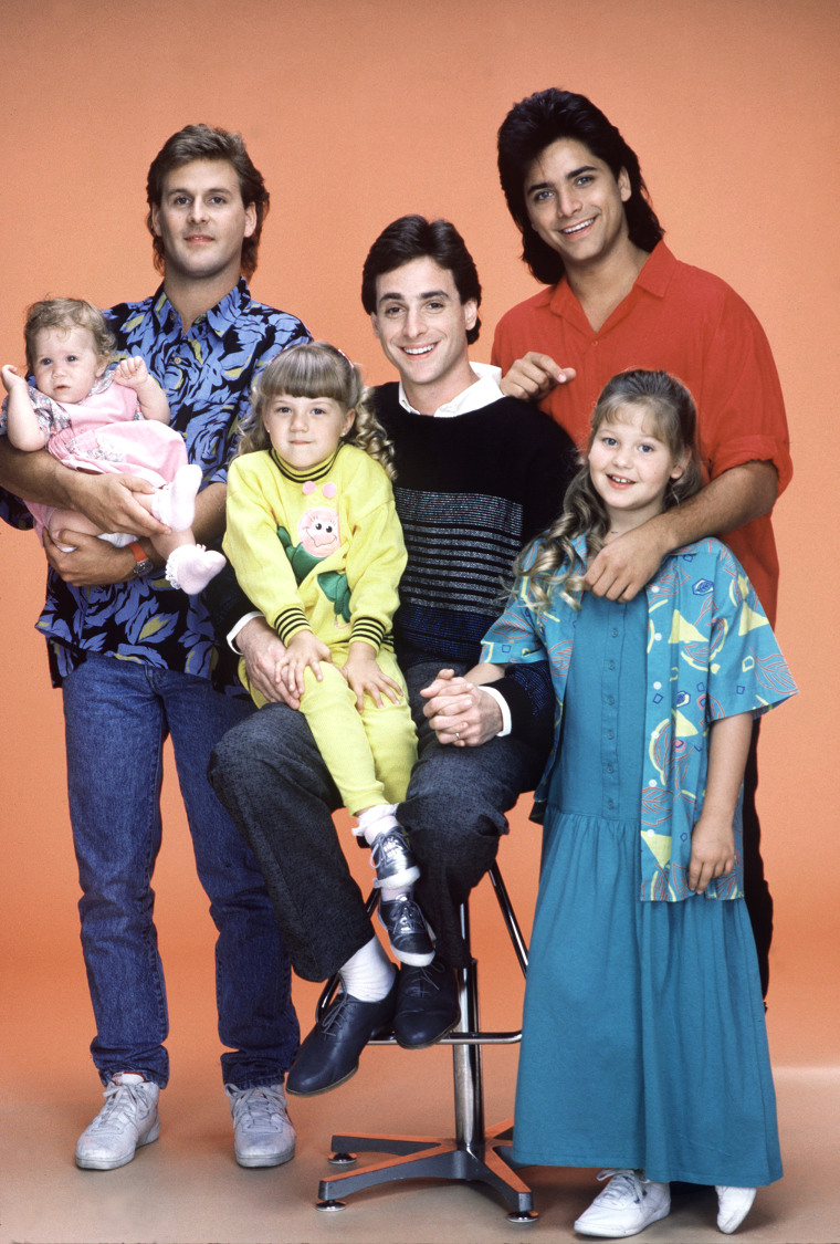 The "Full House" cast in 1987, including Saget (c.) and (from l.) Mary Kate Olsen, Jodie Sweetin, Cameron Bure, Dave Coulier and John Stamos.