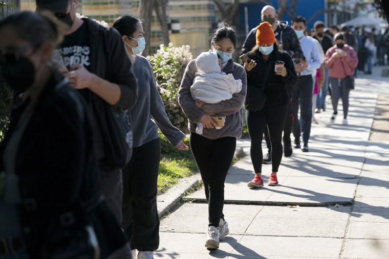 La gente espera en la fila para una prueba de COVID-19 en Los Ángeles, el martes 4 de enero de 2022.