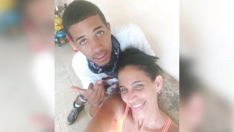 Rowland Jesús Castillo Castro junto a su madre, Yudinela Castro. El adolescente cumplió los 18 años tras las rejas, en espera de juicio.  