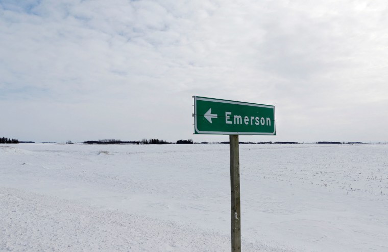 Un letrero señala la pequeña ciudad fronteriza de Emerson, cerca del cruce fronterizo entre Canadá y Estados Unidos donde los cuerpos de cuatro personas fueron encontrados el 20. de enero de 2022.