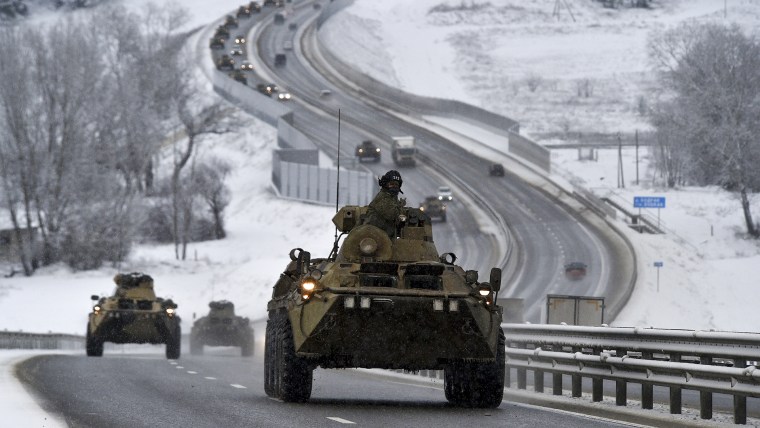 Un convoy de vehículos blindados rusos se mueve a lo largo de una carretera en Crimea, el martes 18 de enero de 2022.
